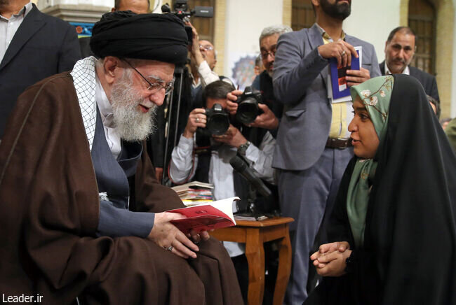 تصاویری جالب از دیدار شاعران با رهبر انقلاب