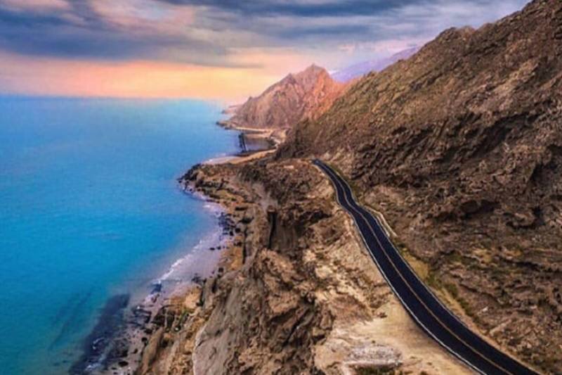 جاده پارسیان بندرمقام در غرب هرمزگان یکی از زیباترین جاده‌های ساحلی ایران...