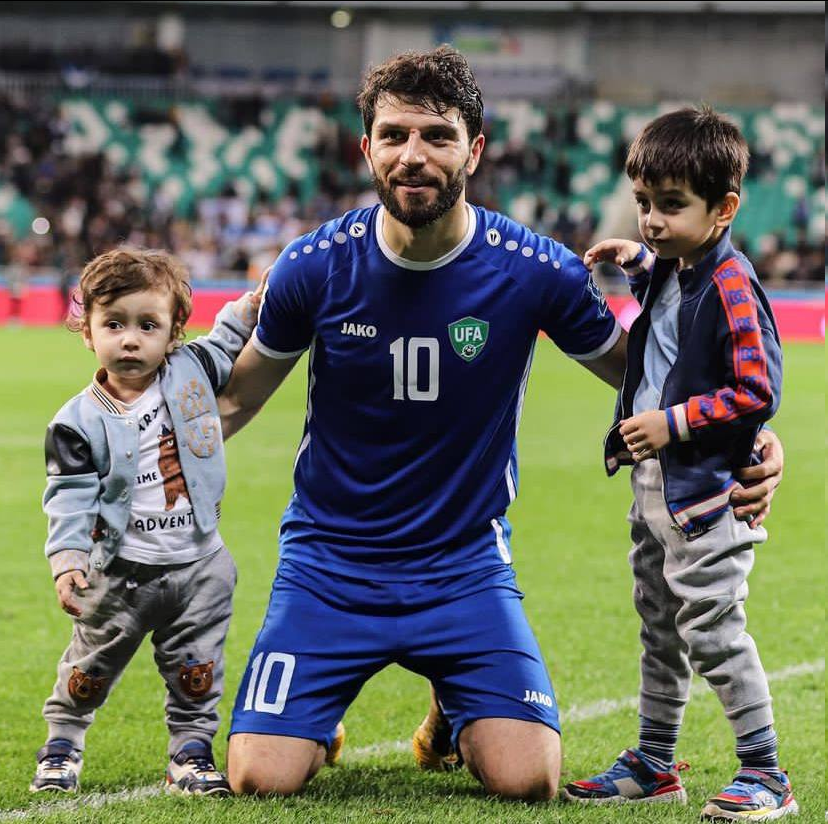 عکس| جشن پیروزی ستاره استقلال همراه با فرزندانش