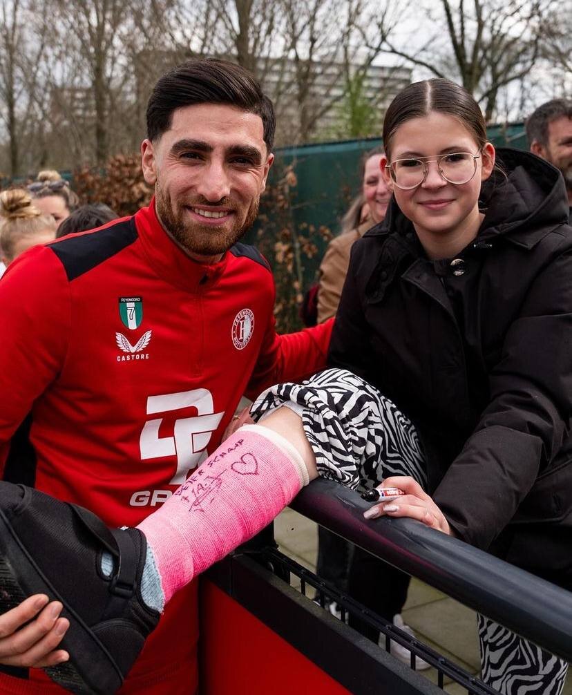 عکس| امضای جهانبخش بر روی پای شکسته دختر هلندی!