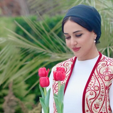 پریناز ایزدیار از تیپ بهارانه اش رونمایی کرد