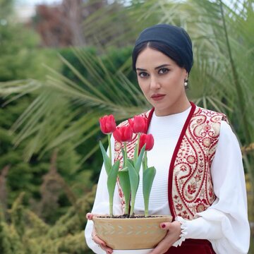 پریناز ایزدیار از تیپ بهارانه اش رونمایی کرد