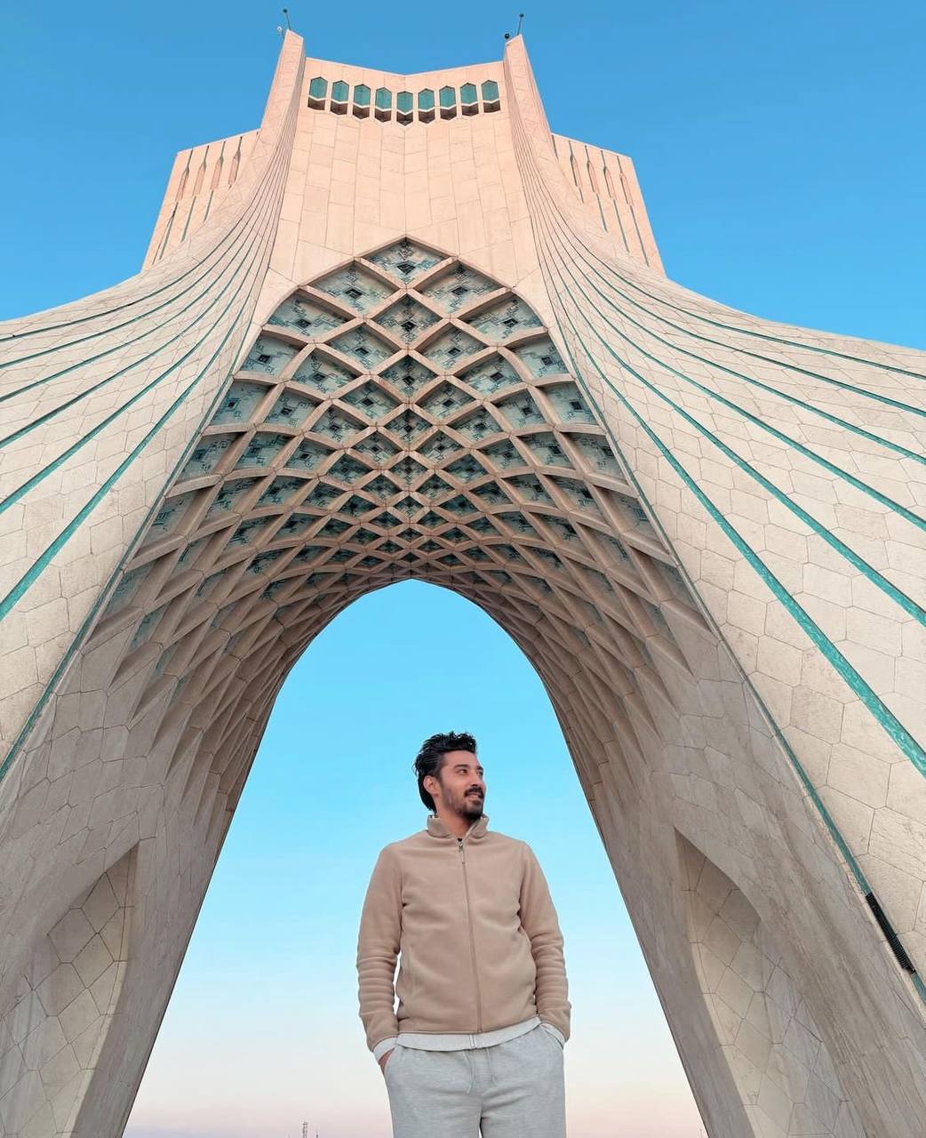 عکس | ژست رضا قوچان‌نژاد زیر برج آزادی 2