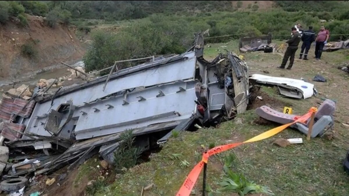 ببینید | تصاویری تلخ از سقوط اتوبوس از یک پٌل؛ 45 نفر فوت کردند!