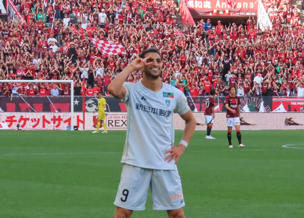 عکس| ژست شهاب زاهدی در ورزشگاه یکدست قرمز