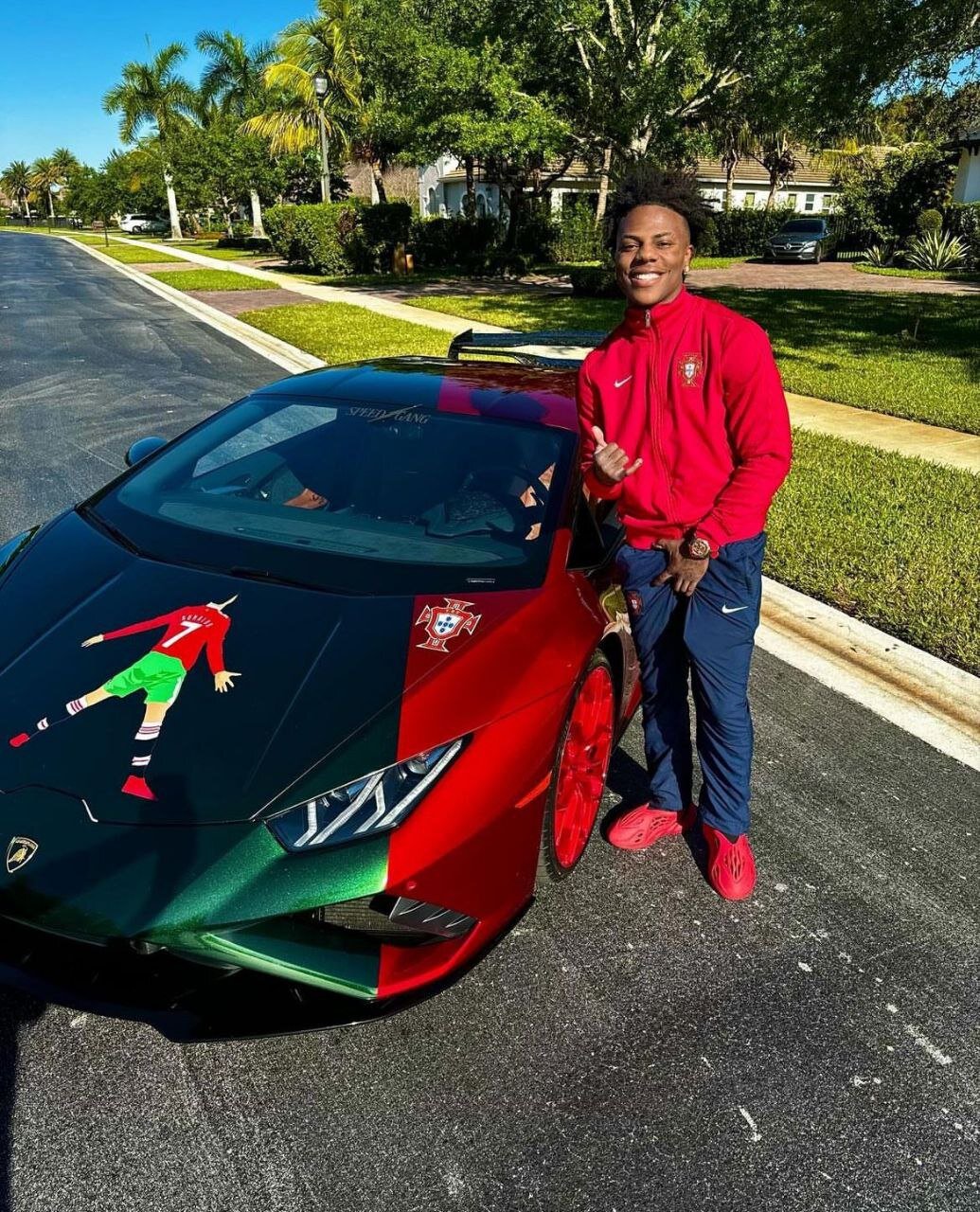 عکس| خوشحالی رونالدو روی ماشین بلاگر مشهور