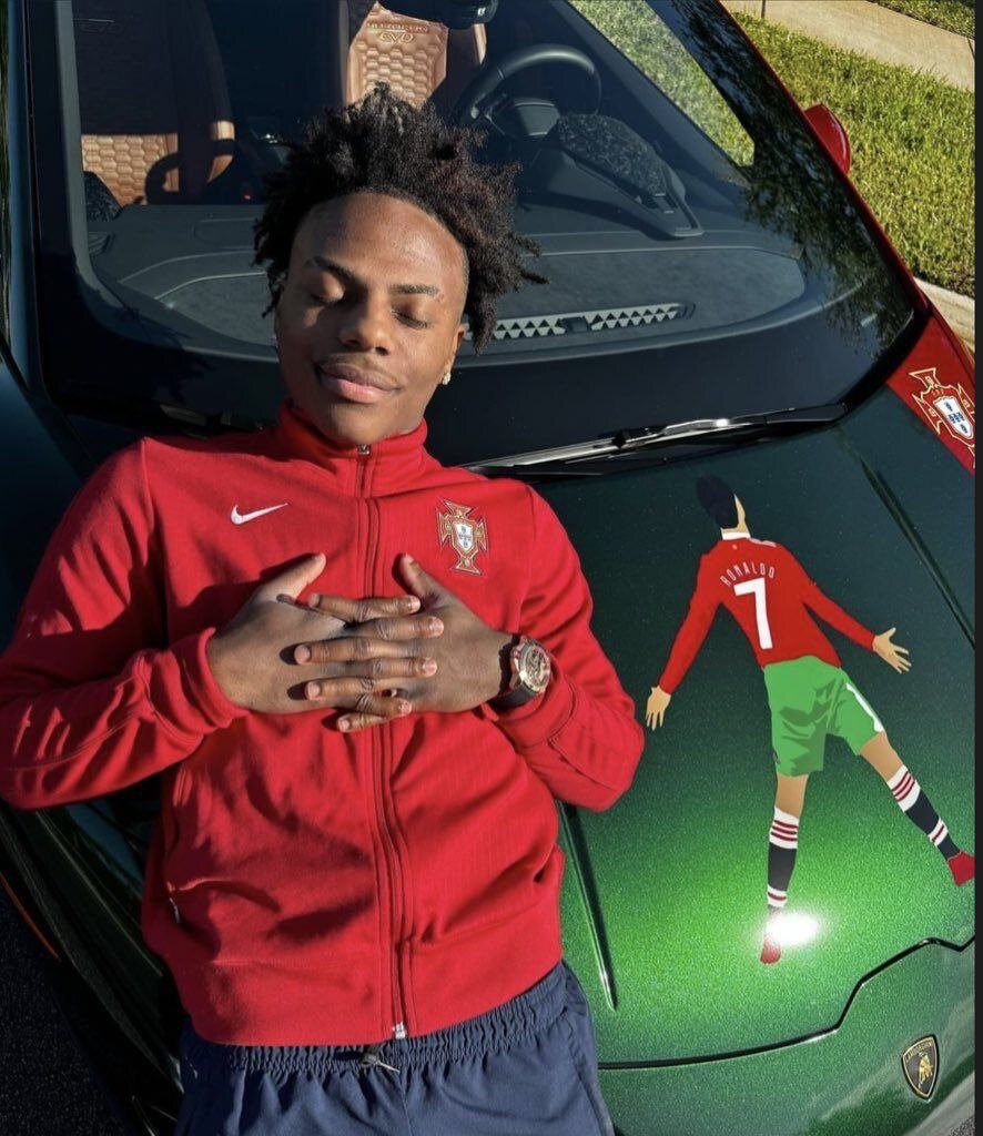 عکس| خوشحالی رونالدو روی ماشین بلاگر مشهور