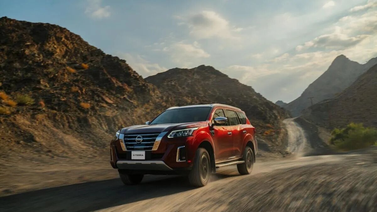 خودروی نیسان به رنگ قرمز در محیطی خاکی
