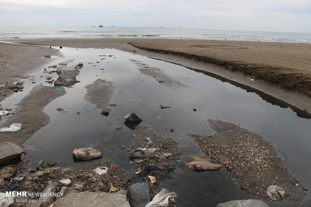 عکس | تصویری تلخ از روانه شدن فاضلاب بندر انزلی در مسیر دریای خزر! 7 عکس | تصویری تلخ از روانه شدن فاضلاب بندر انزلی در مسیر دریای خزر!