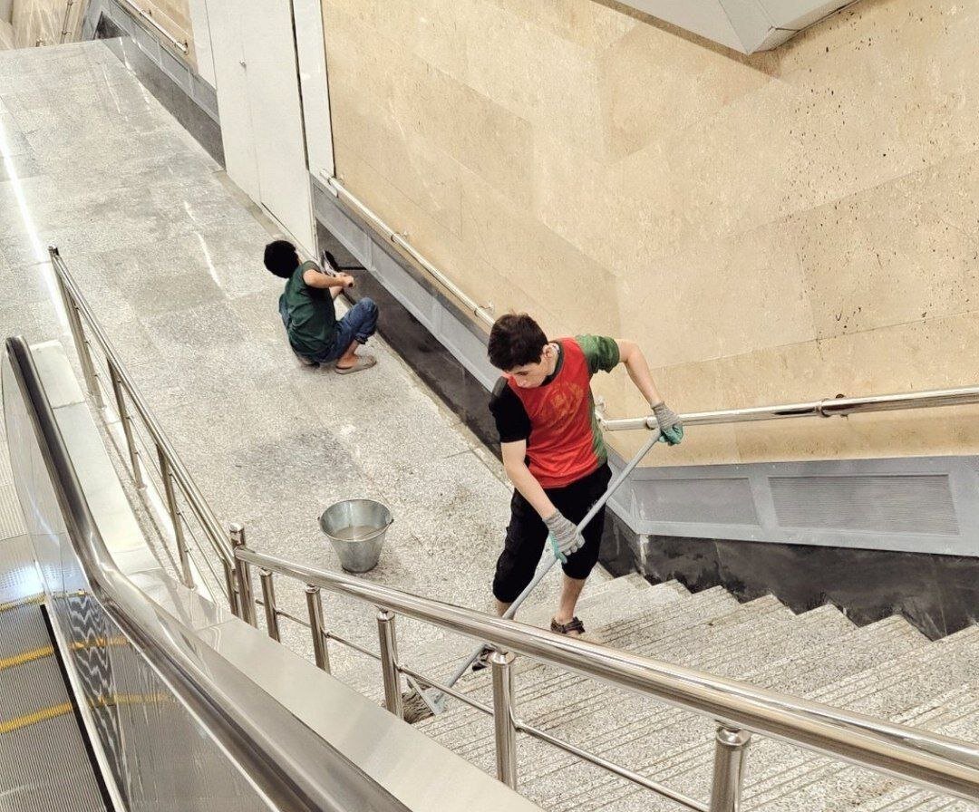 عکس | تصویری باور نکردنی از کار کردن 2 کودک در حال نظافت ایستگاه مترو!
