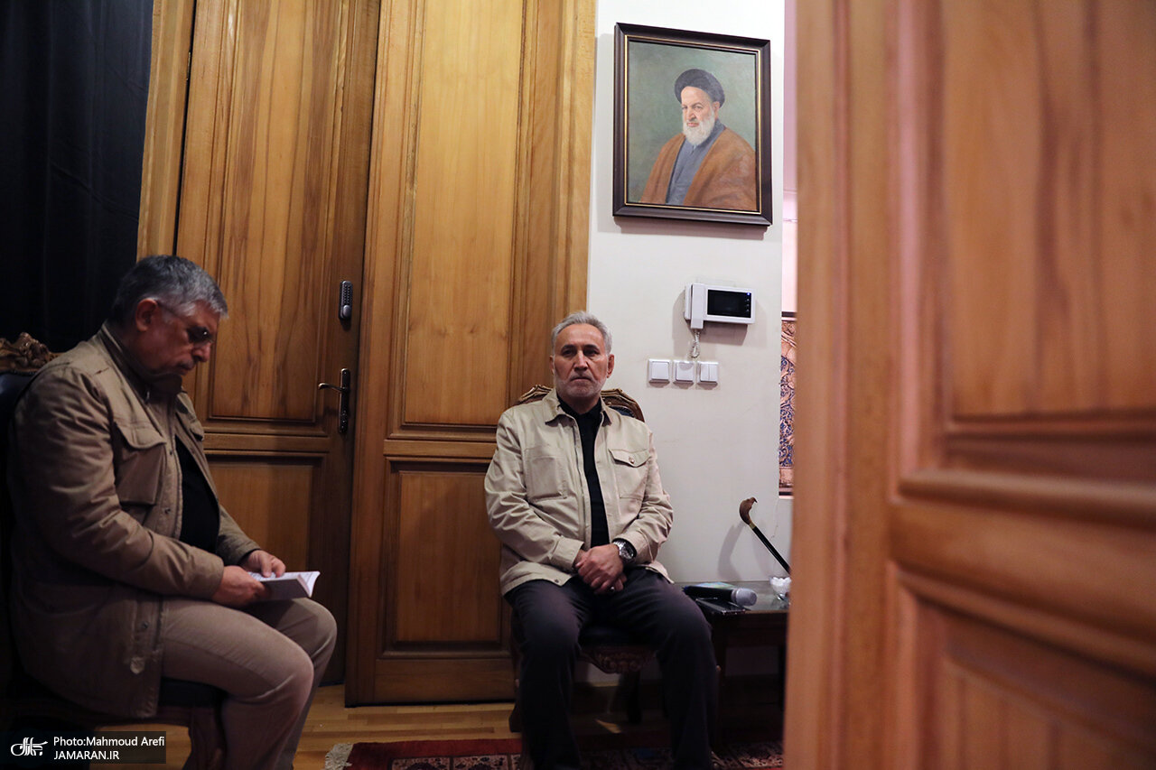 عکسی از محمدرضا خاتمی در مراسم شب قدر منزل صادق خرازی