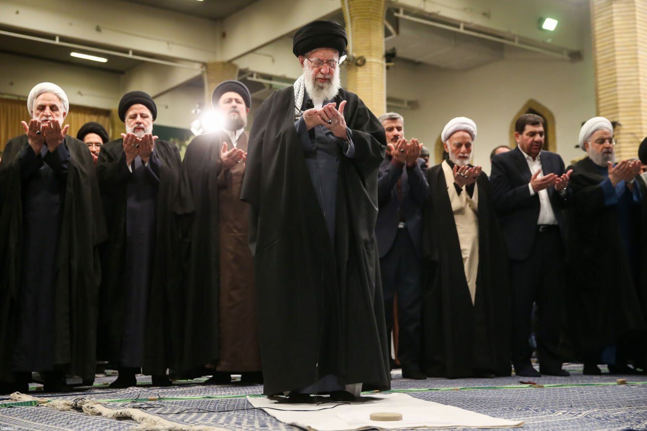 عکسی از نماز خواندن روحانی، سیدحسن خمینی، رئیسی و محسنی اژه ای پشت سر رهبری