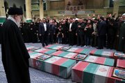 ببینید | لحظه ورود رهبر انقلاب به حسینیه امام خمینی برای اقامه نماز بر پیکر 7 شهید راه قدس