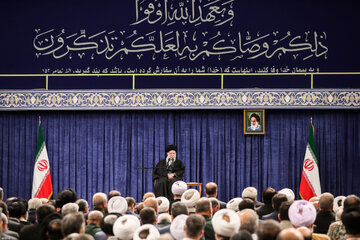 محمود احمدی نژاد غایب بود /کدام چهره های سیاسی در دیدار رمضانی با رهبر انقلاب حضور داشتند؟