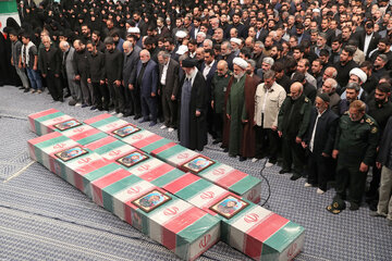 قائد الثورة يقيم صلاة الجنازة على جثامين الشهيد زاهدي ورفاقه