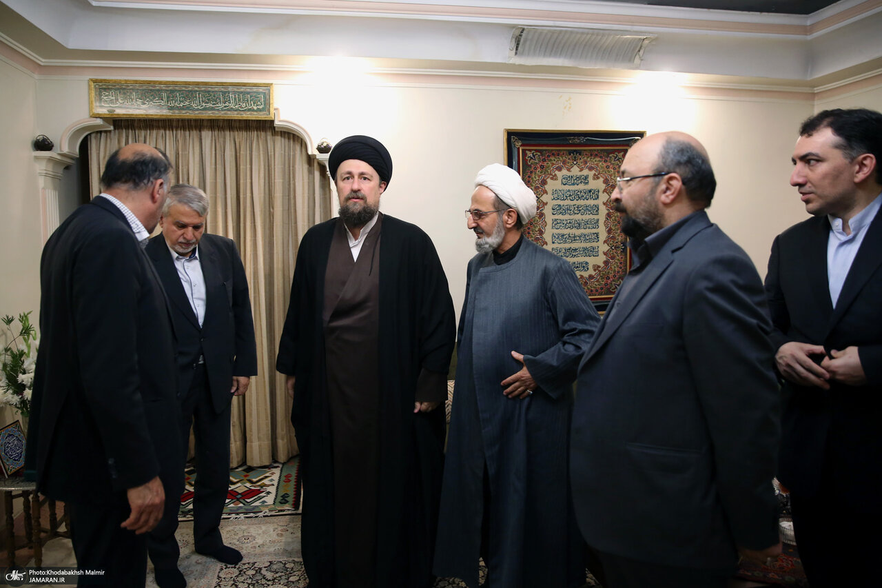 دیدار حسن خمینی با فرزندان چهره سیاسی فقید 