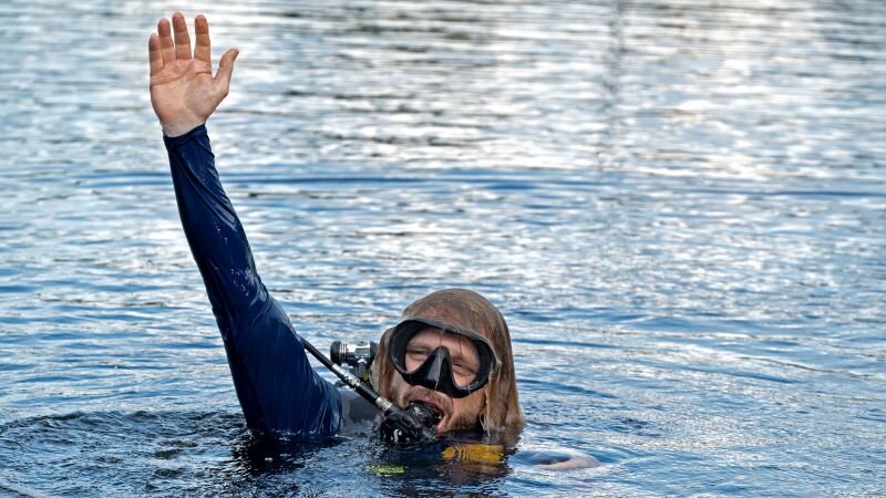 ادعای عجیب یک مرد بعد صد روز زندگی زیر آب