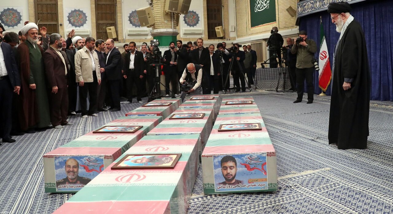 عکسی از فاتحه خوانی رهبر انقلاب بر پیکر مستشاران نظامی شهید شده در حمله موشکی اسرائیل