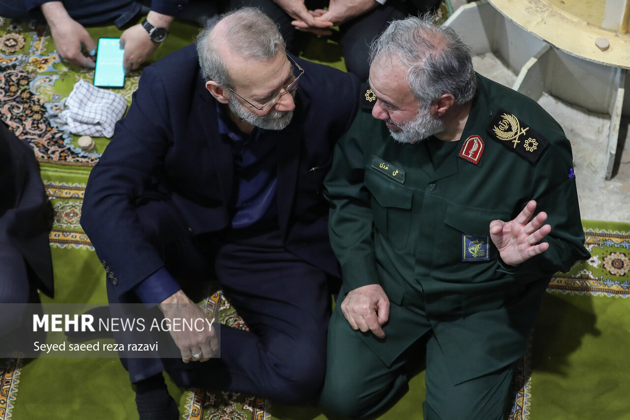 تصویری از گپ و گفت سردار فدوی با علی لاریجانی در نماز جمعه تهران