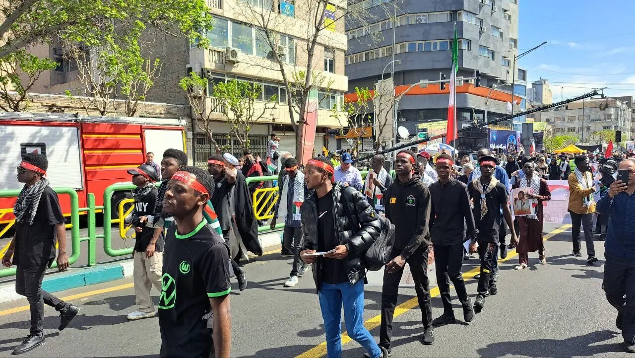 تصاویری از مهمانان متفاوت راهپیمایی روز قدس تهران /کودکان شهید شده غزه در آغوش مادران و دختران ایران