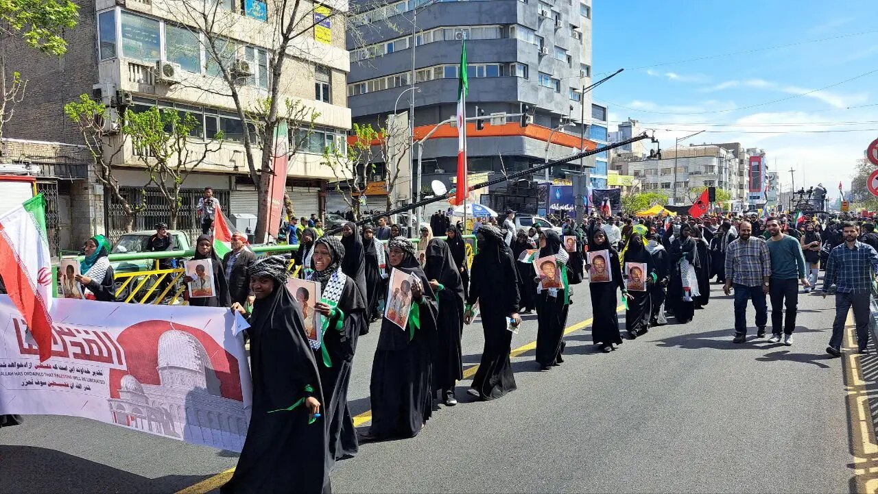 تصاویری از مهمانان متفاوت راهپیمایی روز قدس تهران /کودکان شهید شده غزه در آغوش مادران و دختران ایران