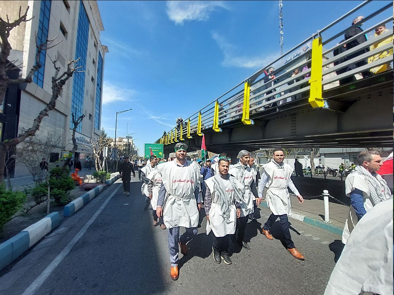 اسرائیل بدان که... /کفن پوش ها به خیابان های پایتخت آمدند /تشییع نمادین پیکر کودکان غزه /بنر ۱۰۰ متری با تصاویری از جنگ در غزه +عکس