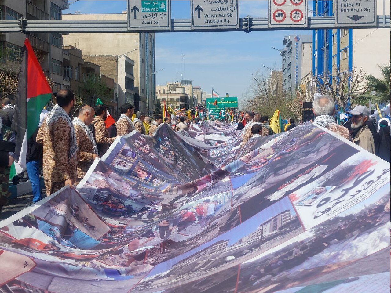 اسرائیل بدان که... /کفن پوش ها به خیابان های پایتخت آمدند /تشییع نمادین پیکر کودکان غزه /بنر ۱۰۰ متری با تصاویری از جنگ در غزه +عکس