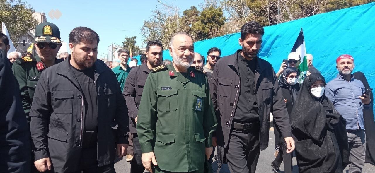 عکسی از سردار سلامی در راهپیمایی روز قدس /نماینده زن مجلس با همسر و دو فرزندش آمد /گپ و گفت معاون رئیسی با مردم /مهدی چمران شکار دوربین ها شد