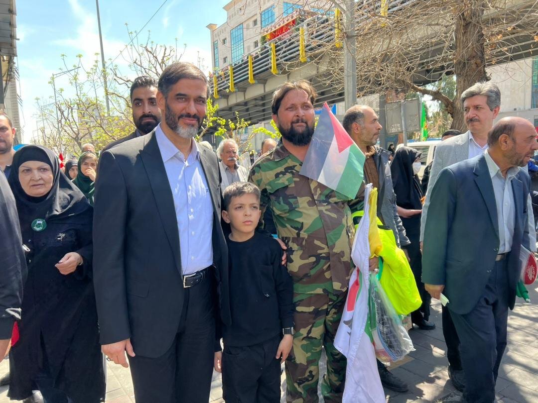 عکسی از خوش و بش ناطق نوری و سعید محمد در راهپیمایی روز قدس