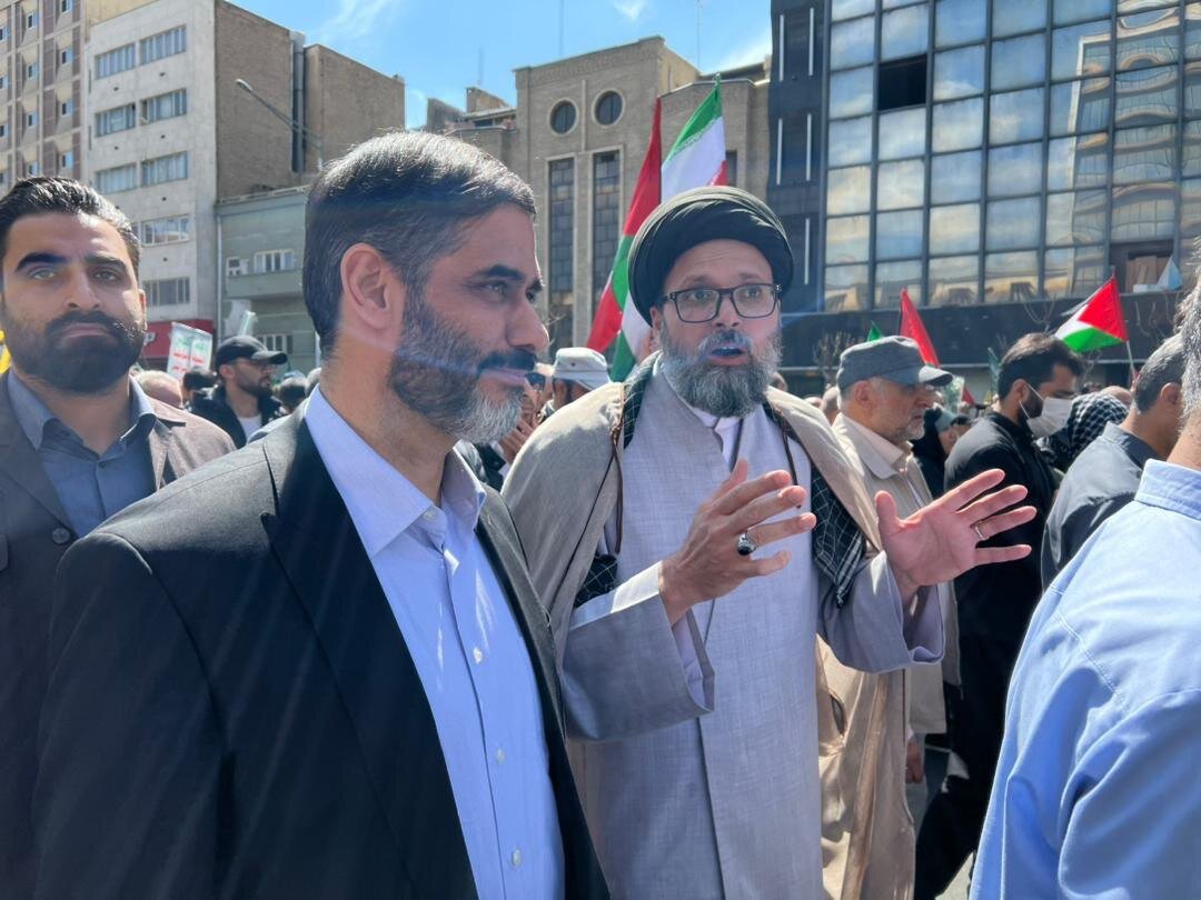 عکسی از خوش و بش ناطق نوری و سعید محمد در راهپیمایی روز قدس