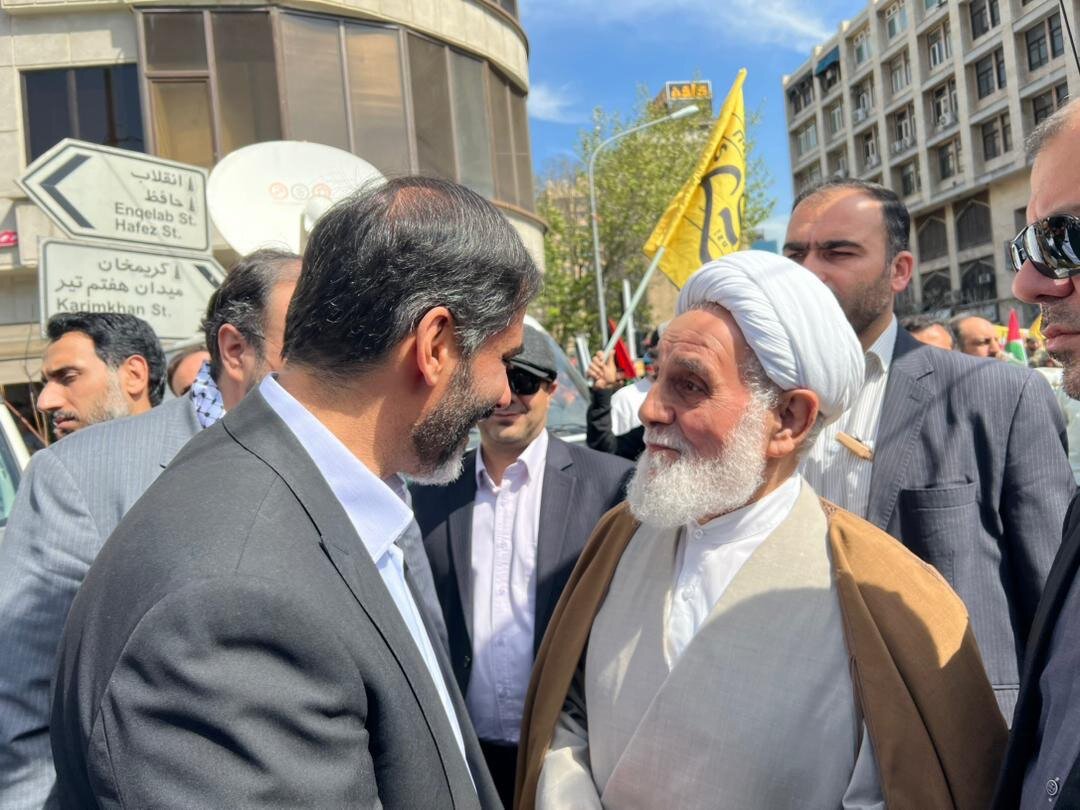 عکسی از خوش و بش ناطق نوری و سعید محمد در راهپیمایی روز قدس