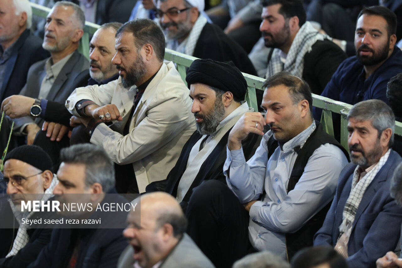 تصاویری از ۲ فرزند رهبر انقلاب در نماز جمعه تهران
