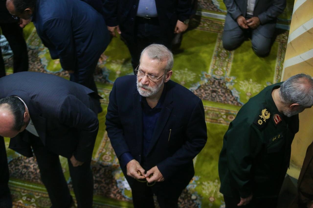 تصویری از گپ و گفت سردار فدوی با علی لاریجانی در نماز جمعه تهران