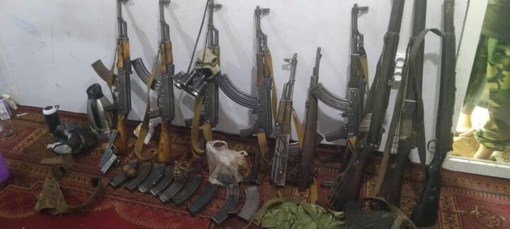 تصاویری از تجهیزات و تسلیحاتی که توسط طالبان از داعش خراسان در ایالت ننگرهار کشف و ضبط شده است