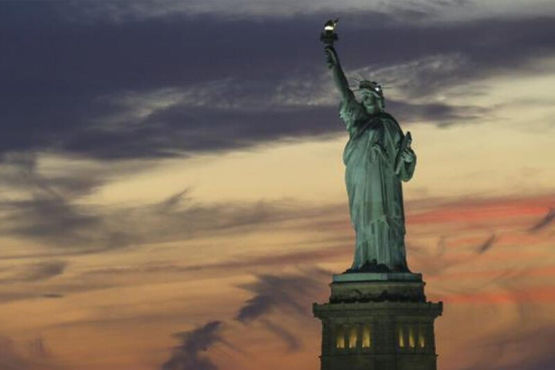 عکس | لحظه اصابت صاعقه به مجسمه آزادی در آمریکا 1 عکس | لحظه اصابت صاعقه به مجسمه آزادی در آمریکا