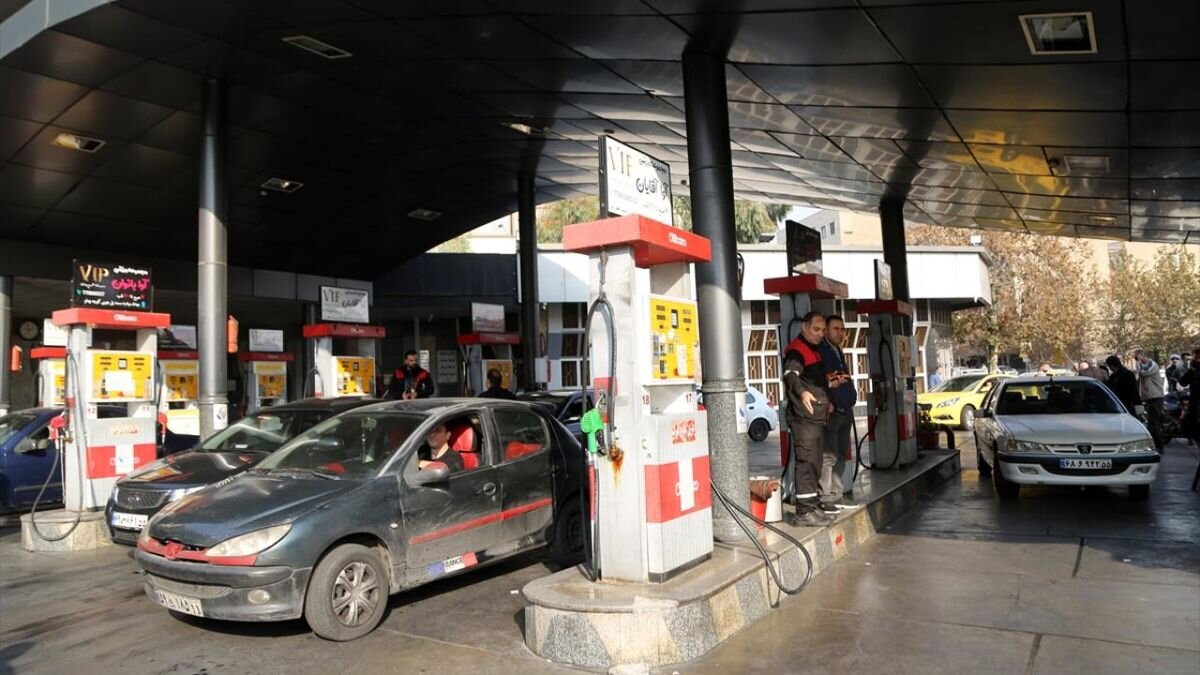 - واکنش یک مقام نفتی به صف‌های طولانی پمپ‌بنزین پس از حمله‌ی ایران به اسراییل