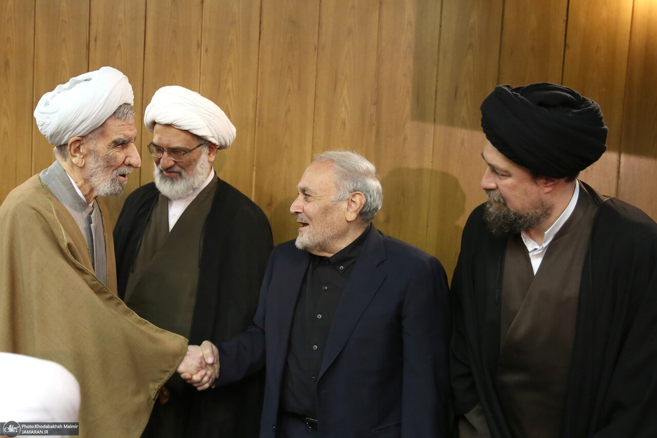 تصاویری از میزبانی سیدحسن خمینی و پسرش از مهمانان مراسم چهلم آیت الله موسوی بجنوردی 2 تصاویری از میزبانی سیدحسن خمینی و پسرش از مهمانان مراسم چهلم آیت الله موسوی بجنوردی