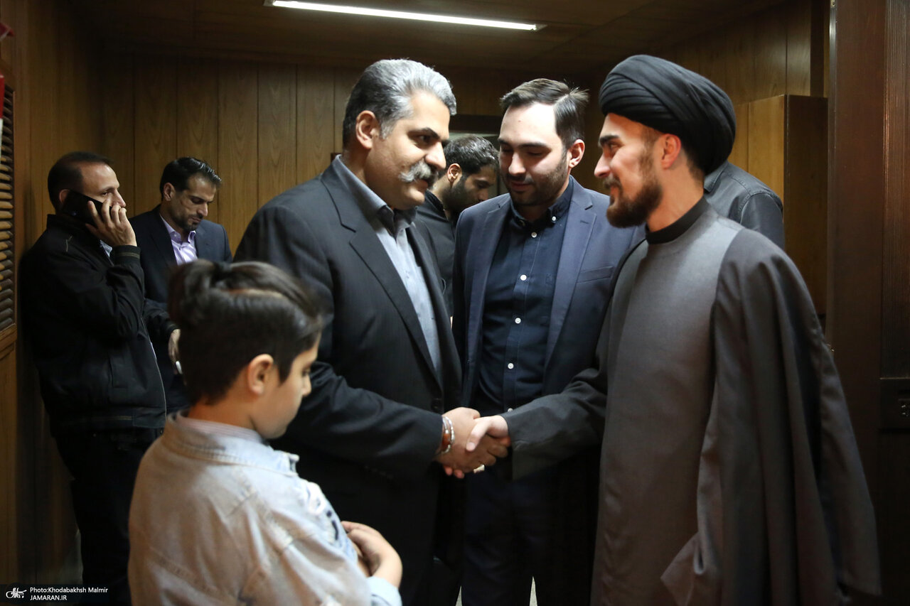 تصاویری از میزبانی سیدحسن خمینی و پسرش از مهمانان مراسم چهلم آیت الله موسوی بجنوردی
