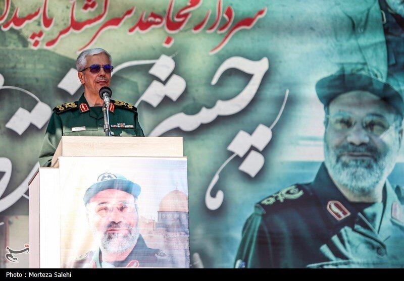 تصاویری از چهرههای غمگین سردار قاآنی و سردار سلامی در مراسم تشییع پیکر شهید زاهدی