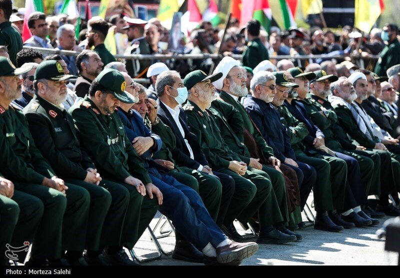 تصاویری از چهرههای غمگین سردار قاآنی و سردار سلامی در مراسم تشییع پیکر شهید زاهدی