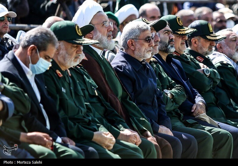 تصاویری از چهرههای غمگین سردار قاآنی و سردار سلامی در مراسم تشییع پیکر شهید زاهدی