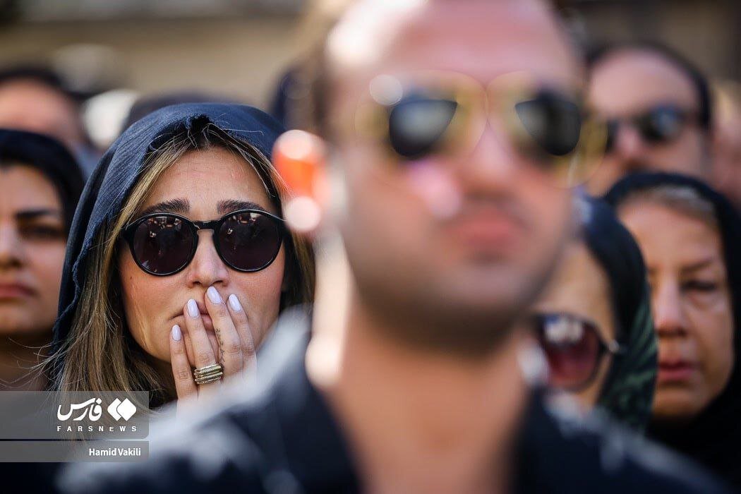 عکس | غم و اندوه همسر بهرنگ توفیقی در مراسم تشییع زندهیاد رضا داوودنژاد