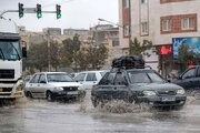 ببینید | تصاویری از آب‌گرفتگی شدید در خیابان‌های ایلام؛ بارش رگبار و رعد و برق