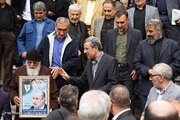 عکسی از محمود احمدی نژاد زیر تابوت حمید بهبهانی، وزیر فوت شده اش