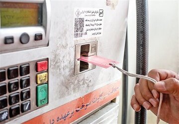 وزارت نفت: کارت سوخت جایگاهداران فعلا جمعآوری نمیشود / سهمیه بنزین مانند قبل است