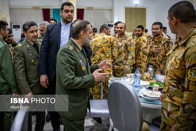 عکسی از مراسم افطاری سربازان با حضور وزیر دفاع