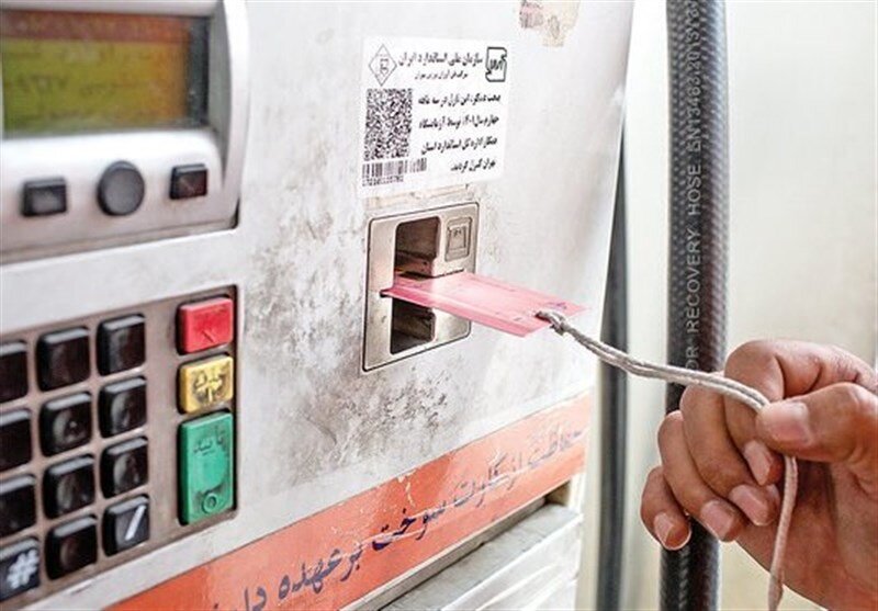 - وزارت نفت: کارت سوخت جایگاه‌داران فعلا جمع‌آوری نمی‌شود/ سهمیه‌ بنزین مانند قبل است