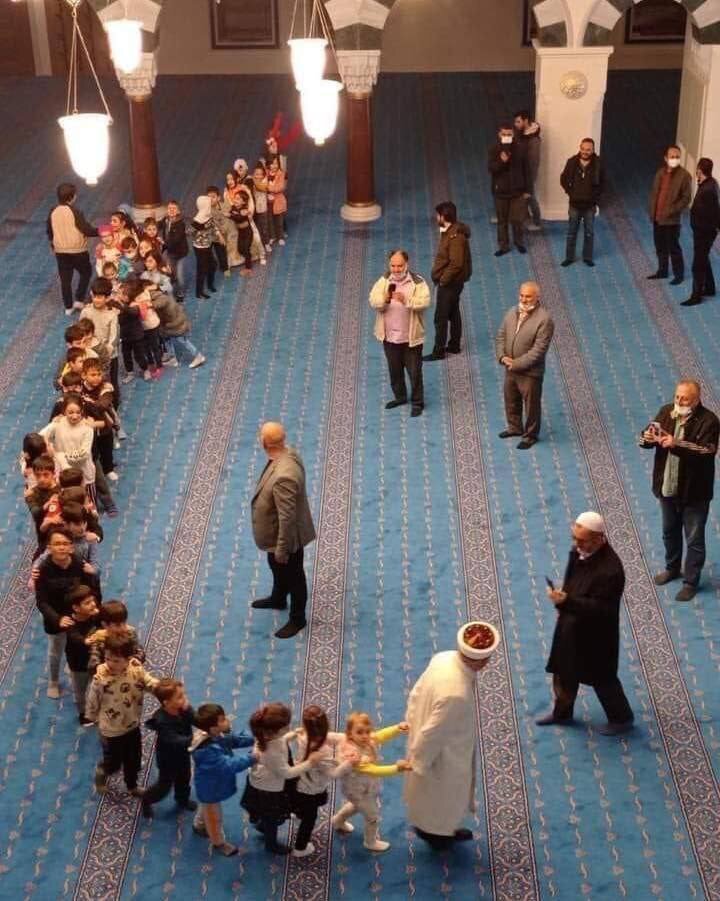 عکس | قطار بازی یک امام جماعت با کودکان در مسجدی در ترکیه!