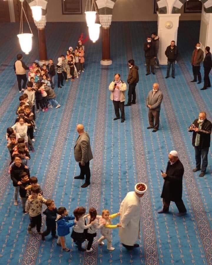 تصویری جالب از یک امام جماعت در مسجد که پربازدید شد