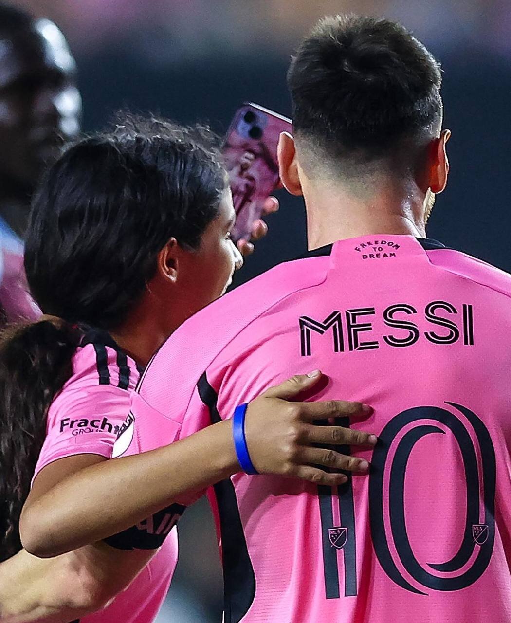 عکس| ذوقزدگی یک دختر پس از ملاقات با مسی